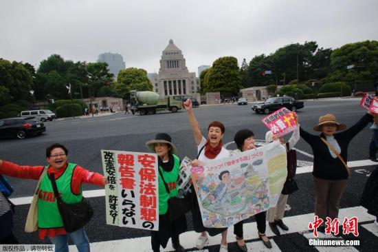 當(dāng)?shù)貢r(shí)間5月13日，日本示威者在位于東京的國(guó)會(huì)議事堂外高喊口號(hào)，反對(duì)日本政府計(jì)劃修憲以解禁自衛(wèi)權(quán)。