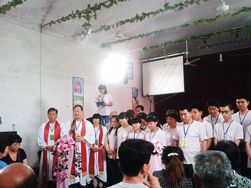 2013 年初，“全范圍教會(huì)”的信徒在參加集會(huì)。