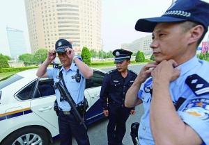 鳥巢附近,兩名民警和一名輔警負(fù)責(zé)該區(qū)域的巡邏任務(wù)。