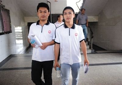昨日下午5時,江西宜春“奪刀少年”柳艷兵和易政勇順利完成單獨高考,走出考場。