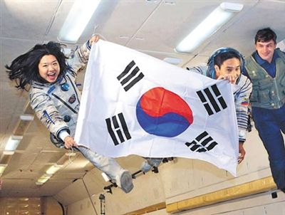 　2007年9月10日，李炤燕（左）在俄羅斯首都莫斯科接受零重力飛行訓練。
