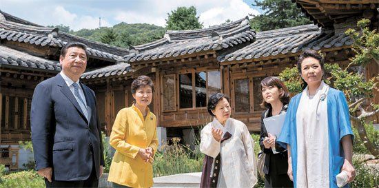 照片中左起分別是習近平、樸槿惠、家具博物館館長鄭美淑(音)、隨同翻譯、彭麗媛。
