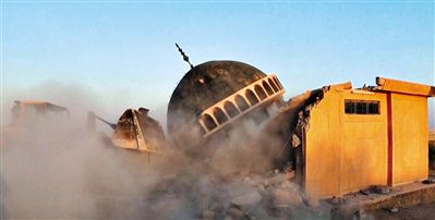 ISIS武裝人員駕駛推土機(jī)推倒一座清真寺的墻體。