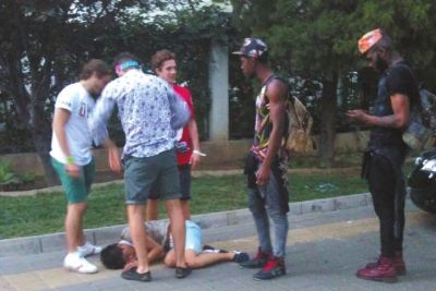 外籍男子路邊發(fā)現(xiàn)醉漢將其圍住。