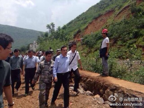 李克強(qiáng)徒步前往這次地震的震中龍頭山鎮(zhèn)(圖片來自于云南信息報微博)