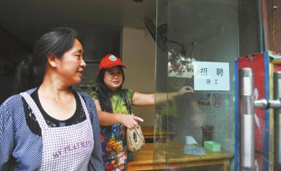 8月14日，市民志愿者體驗城管執(zhí)法招呼商家不要亂張貼。