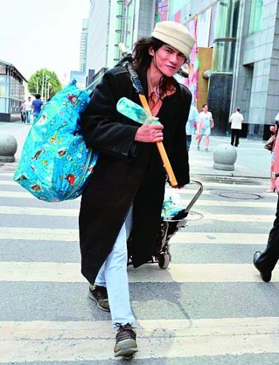 在武廣附近拍攝到的拾荒男。