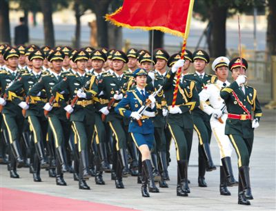昨日，151人最大陣容的三軍儀仗隊，著新式禮賓服接受檢閱。這也是解放軍儀仗隊、軍樂團新式禮賓服首次亮