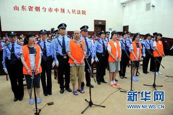 8月21日，被告人張帆、張立冬、呂迎春、張航、張巧聯(lián)到庭。法庭逐一核對(duì)被告人身份。