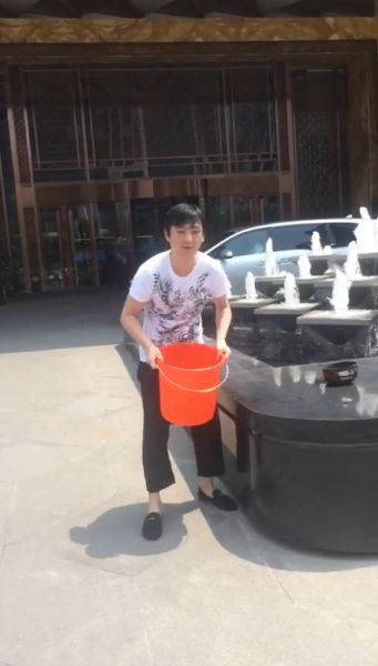 王思聰在進(jìn)行冰桶挑戰(zhàn)。