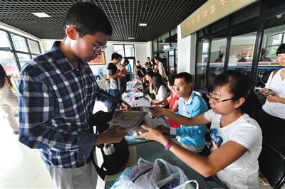 8月23日，清華大學新生在辦理入學手續(xù)。