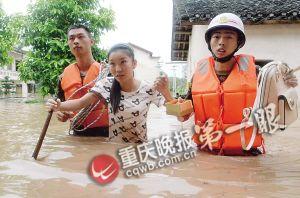 長(zhǎng)壽區(qū)，消防官兵搜救被困群眾。