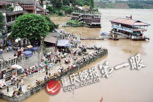 沙坪壩區(qū)磁器口，江水逼近休閑平臺(tái)。