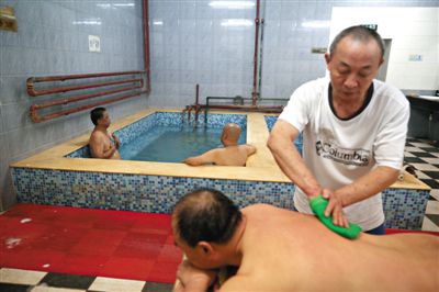 客人在搓澡。近日，百年歷史的鑫園浴池宣布將關(guān)張。新京報(bào)記者
