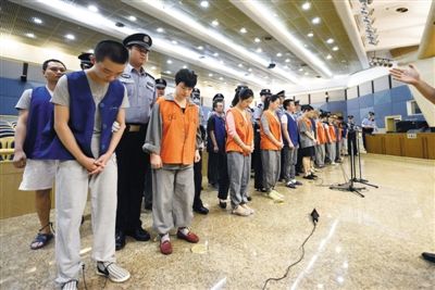 庭審現(xiàn)場。昨日，26名跨國電信詐騙嫌疑人在市一中院受審。