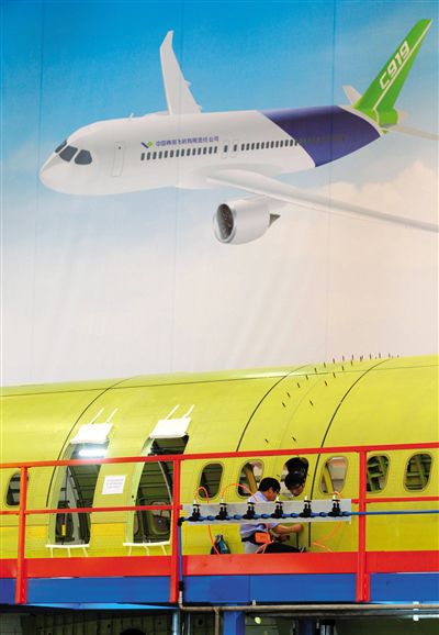 昨日，中國商飛總裝制造中心技術(shù)人員對接C919首架機的機體。新華社記者 丁汀 攝
