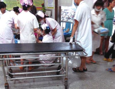 9月22日，在湖南省醴陵市第二醫(yī)院，爆炸事故傷員在接受救治（手機拍攝）。新華社發(fā)