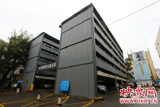 目前，市區(qū)內(nèi)的停車場(chǎng)數(shù)量還不能滿足廣大市民的需求。