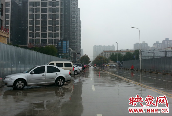 由于停車場(chǎng)分配不均，廣大私家車主選擇將車停在路邊。