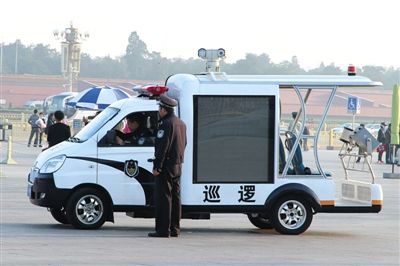 國慶節(jié)將至，昨日，天安門廣場增設(shè)新型巡邏車。該車配有遠(yuǎn)射燈、顯示大屏、車頂攝像頭等設(shè)備。圖/CFP
