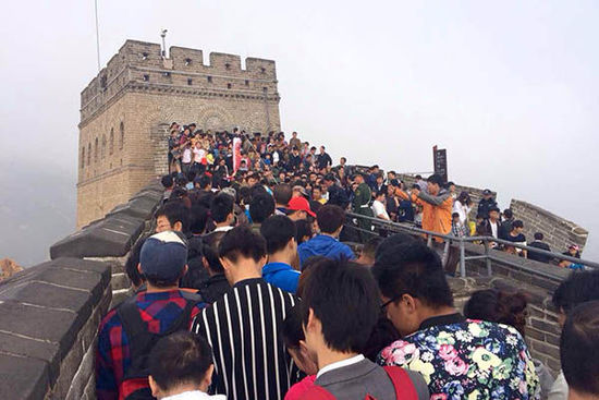 北京八達(dá)嶺長(zhǎng)城，游客在長(zhǎng)城上艱難移動(dòng)。