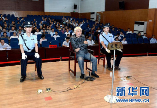 9月29日，方廣云在庭審現(xiàn)場(chǎng)。當(dāng)日，“合肥房叔”腐敗窩案核心人物方廣云在安徽省廬江縣出庭受審。 新華社記者 郭晨 攝