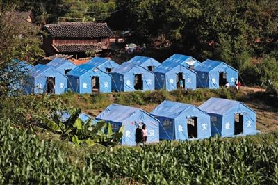 　昨日，云南省景谷縣永平鎮(zhèn)芒費(fèi)村地震中70受損戶，部分村民安置在帳篷里。