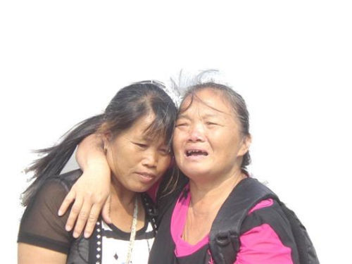 見(jiàn)到救命恩人魏冬桂（左），沈愛(ài)蘭十分激動(dòng)