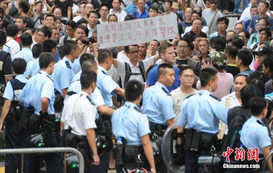 10月22日，有反對(duì)“占中”的市民前往旺角的非法占領(lǐng)區(qū)展示橫額，支持香港警隊(duì)。中新社發(fā) 譚達(dá)明 攝