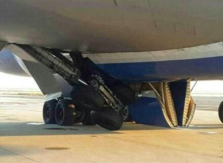 圖說(shuō)：波音747貨機(jī)起落架發(fā)生故障。圖片來(lái)源：新浪微博網(wǎng)友圖（請(qǐng)私信“新民晚報(bào)新民網(wǎng)”以奉稿酬）