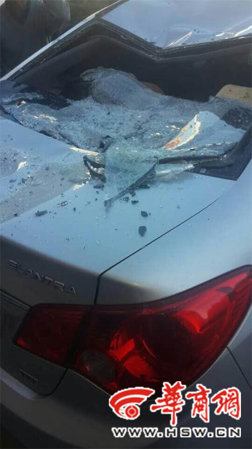 事發(fā)現(xiàn)場一輛伊蘭特轎車后擋風玻璃破碎，車頂被砸出坑。記者 祁銘 攝