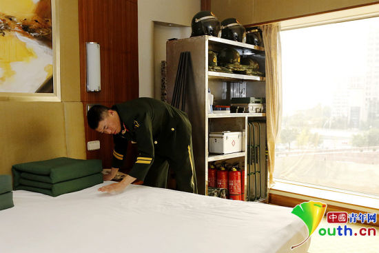 　11月7日，一名武警官兵在APEC駐地中國(guó)大飯店的房間內(nèi)整理內(nèi)務(wù)。