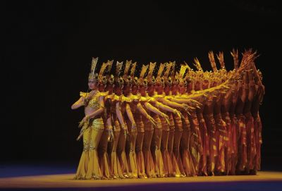 在歡迎晚宴上，上演經(jīng)典節(jié)目千手觀音。新華社發(fā)