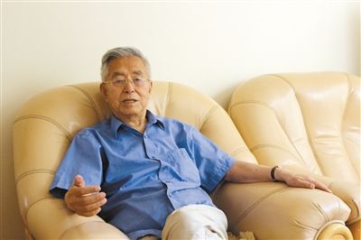 楊維駿 歷任云南省政協(xié)副主席等職。89歲高齡的楊維駿為12名失地農(nóng)民代表開道，到云南省政協(xié)反映問題。