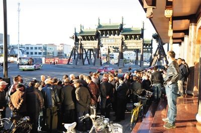 11月3日，大同市四牌樓附近，耿彥波“粉絲團(tuán)”在聚眾討論。