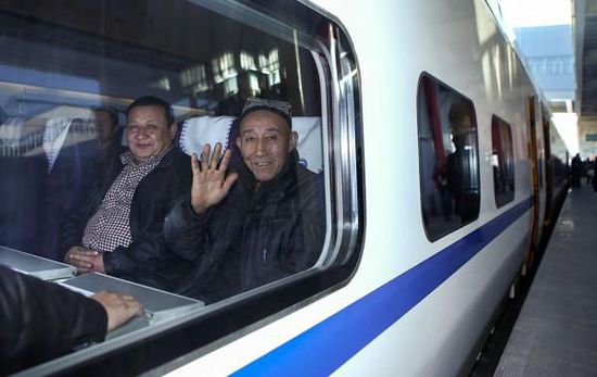 11月16日，旅客乘坐從烏魯木齊南站首發(fā)的D8602次列車。