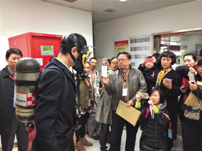昨天，地鐵4號(hào)線北京南站站，地鐵工作人員為人大代表演示應(yīng)急氧氣瓶佩戴方式。新京報(bào)記者