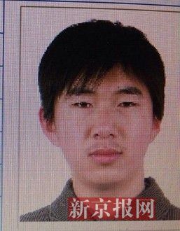 犯罪嫌疑人李小龍，27歲，唐山樂亭人。村干部說李小龍經(jīng)常把自己關(guān)在家里