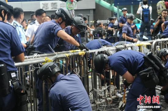 11月26日，香港法庭執(zhí)達(dá)主任在旺角彌敦道執(zhí)行禁制令，清除非法障礙物，后因受阻而要求警方協(xié)助執(zhí)行。