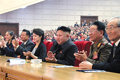 　5月19日，金正恩和夫人李雪主觀看演出，金與正（左一）坐在金正恩右邊第三個(gè)位置。