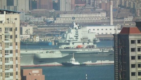 青島軍港周圍高樓林立，一睹遼寧號真容只需要一個好天氣（資料圖片）