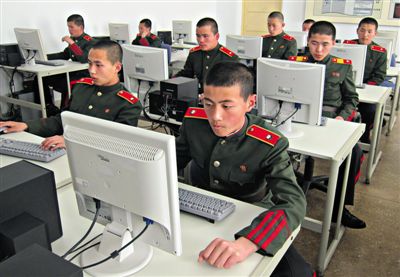 2013年4月18日，朝鮮平壤，士兵學(xué)習(xí)使用電腦。