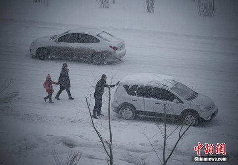 12月8日，經(jīng)過一夜降雪，烏魯木齊已是皚皚白雪一片。（圖片來源于中新網(wǎng)）