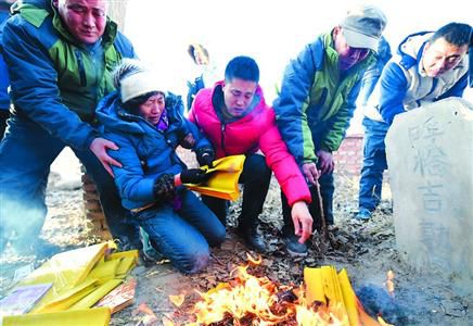 昨日，呼格吉勒圖的父母揣著無罪判決書的復(fù)印件來到兒子墳前祭奠?！?新華社