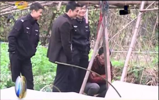 一個見習(xí)警官，一個二級警司，和一個便衣人員站在菜地里笑。
