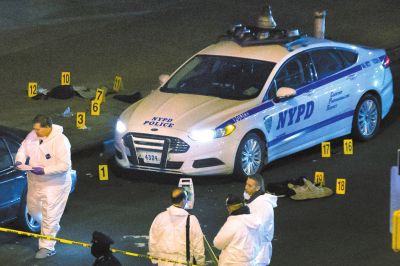 美國紐約兩名警察20日在巡邏車內(nèi)突遭槍擊身亡。紐約警察局長威廉·布拉頓說，槍手行兇后跑入附近一座地鐵站飲彈自盡，沒有跡象顯示這起血案與恐怖主義有關(guān)聯(lián)。