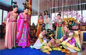 戲里一眾妃嬪的裝扮都相當(dāng)“吸睛”。