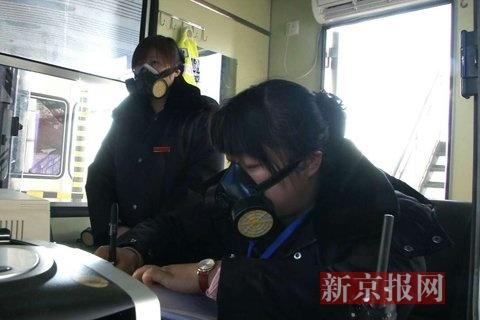 收費員戴防毒面具上班。當?shù)鼐W(wǎng)友供圖