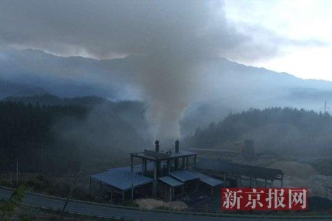 污染企業(yè)排放煙塵。當?shù)鼐W(wǎng)友供圖