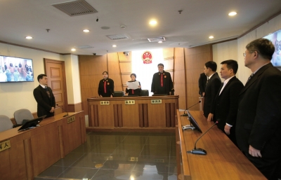 昨日，鄒恒甫及北大有關(guān)負責人并未到庭，圖為法官正在進行宣判。